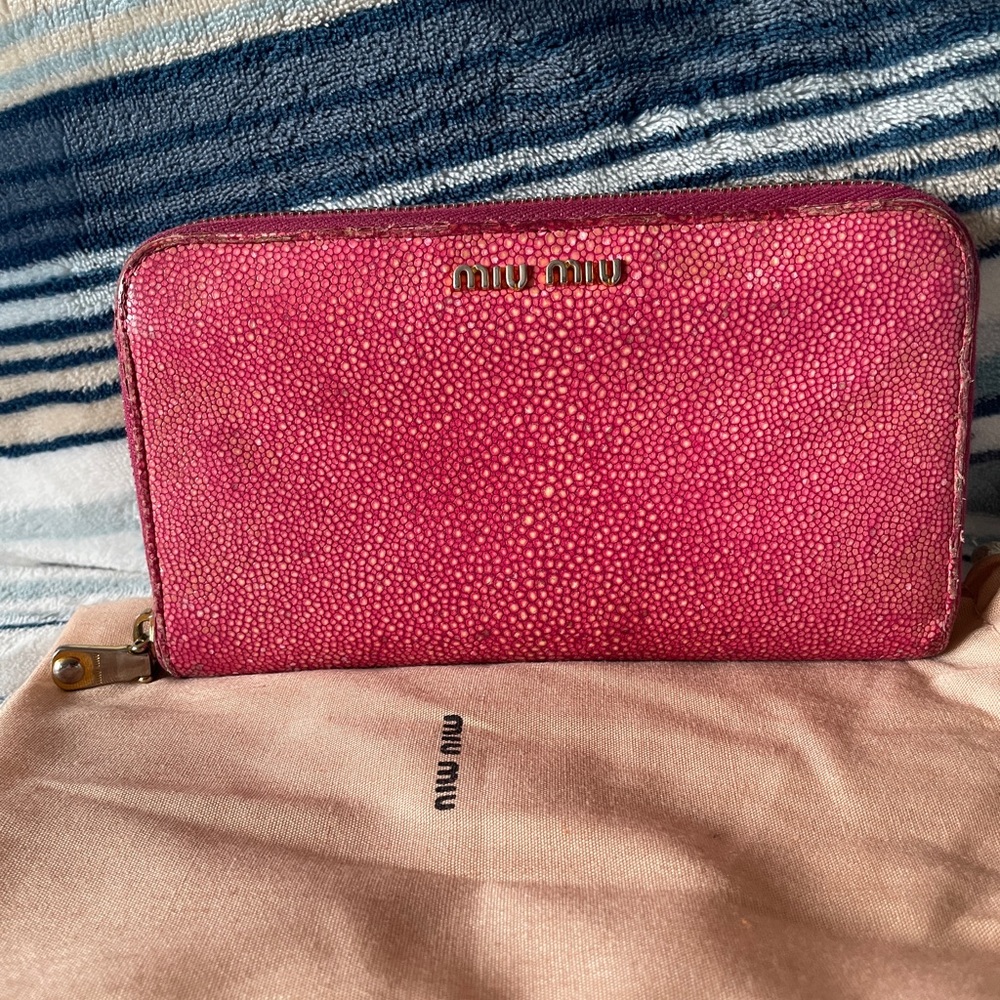 Miu Miu STINGRAY Leather Coral Pink Wallet with Gold Logo and dust bag
